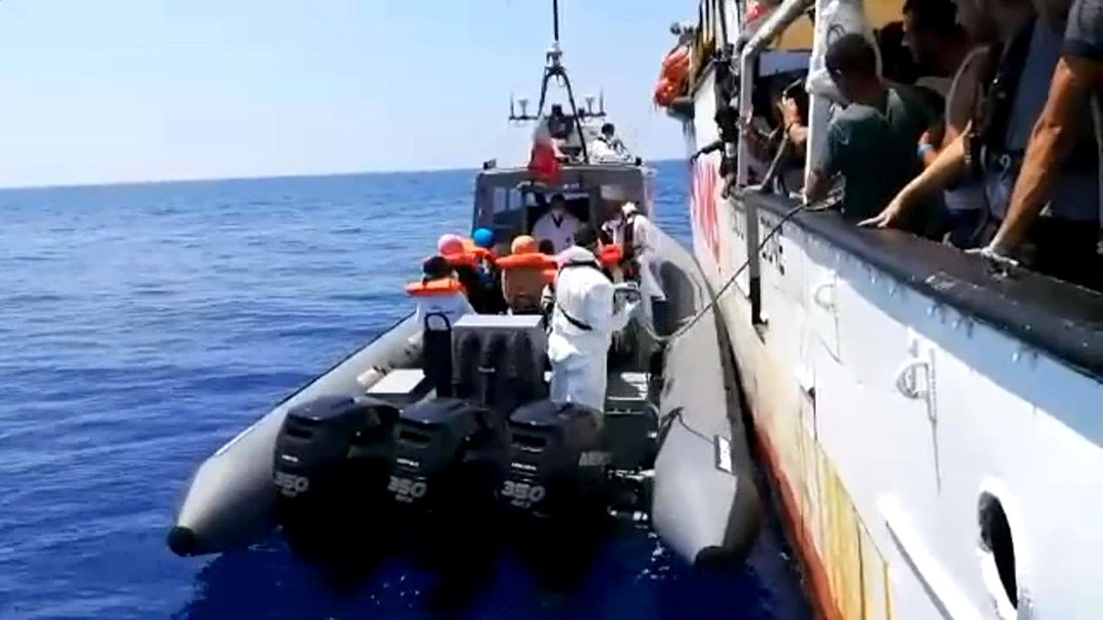 El 'Open Arms' logra evacuar a otros ocho inmigrantes mientras espera un puerto