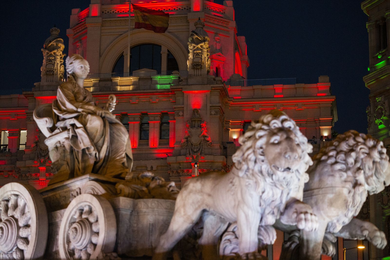 La fuente de Cibeles iluminada