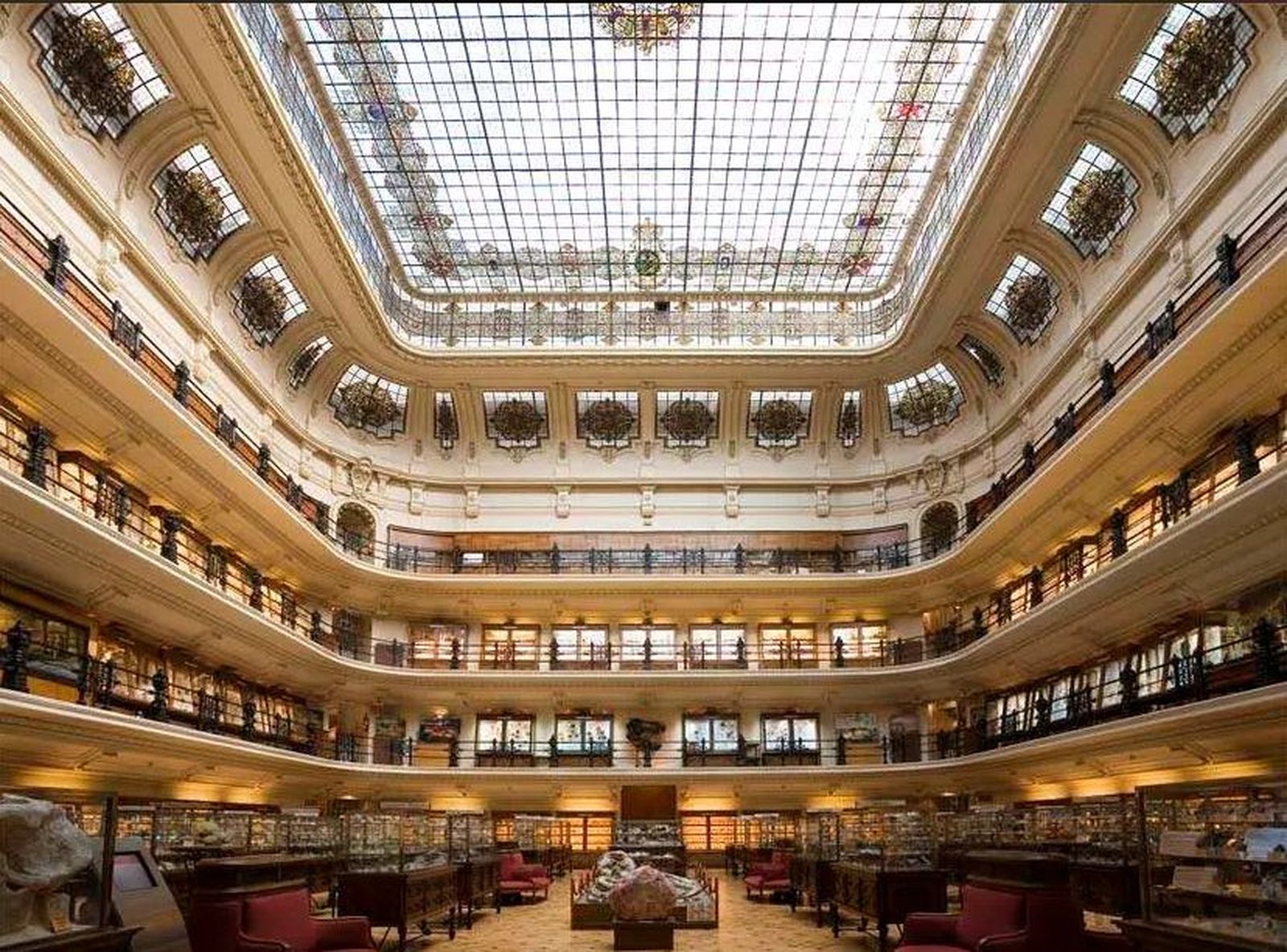 Interior del Instituto Geológico y Minero de España en Madrid