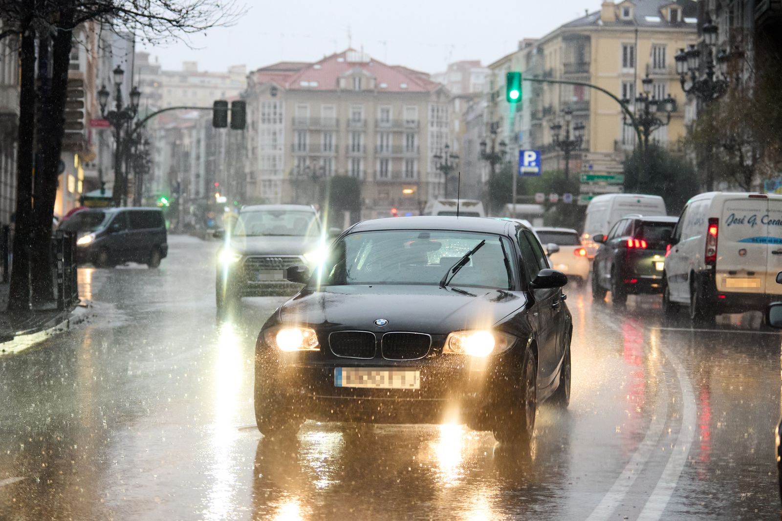 Coches circulando bajo la lluvia en Cantabria