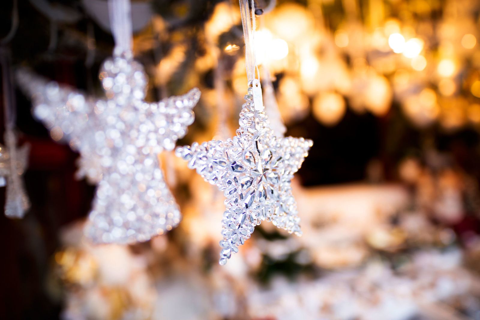 Adornos en un mercadillo de Navidad
