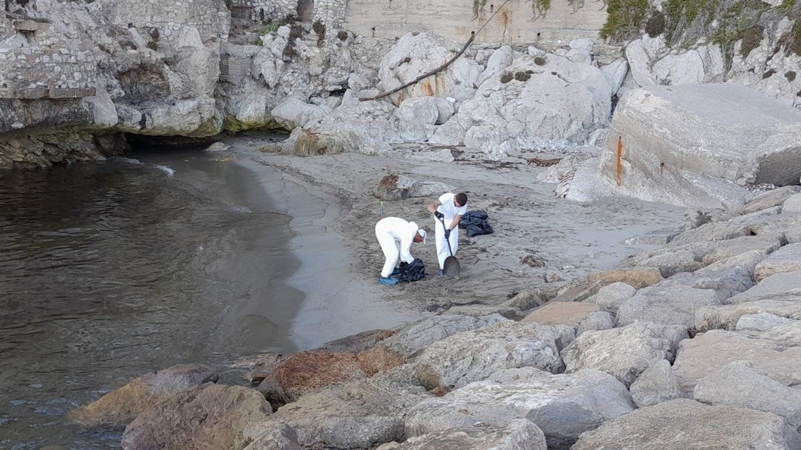 Llegan restos del vertido del buque varado en Gibraltar