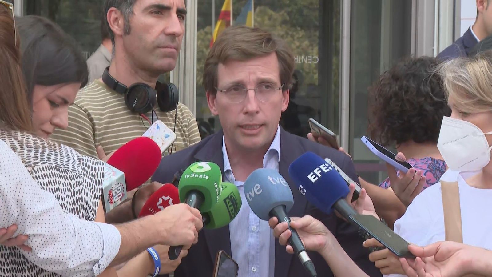 Almeida manda una carta a Sánchez para "iniciar conversaciones" sobre la Operación Campamento