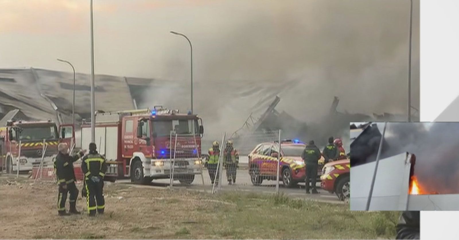 Los bomberos controlan que el humo del incendio de Seseña no afecte a las urbanizaciones ni al tráfico de la A-4