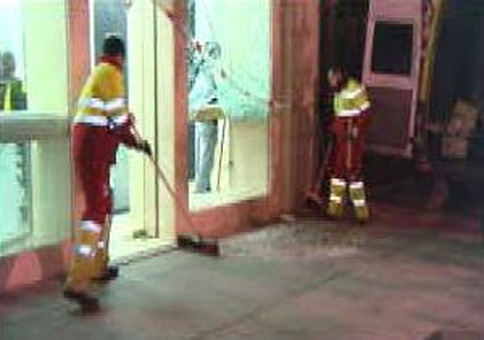 Detenidos 4 jóvenes acusados de 23 alunizajes en la Milla de Oro y en concesionarios
