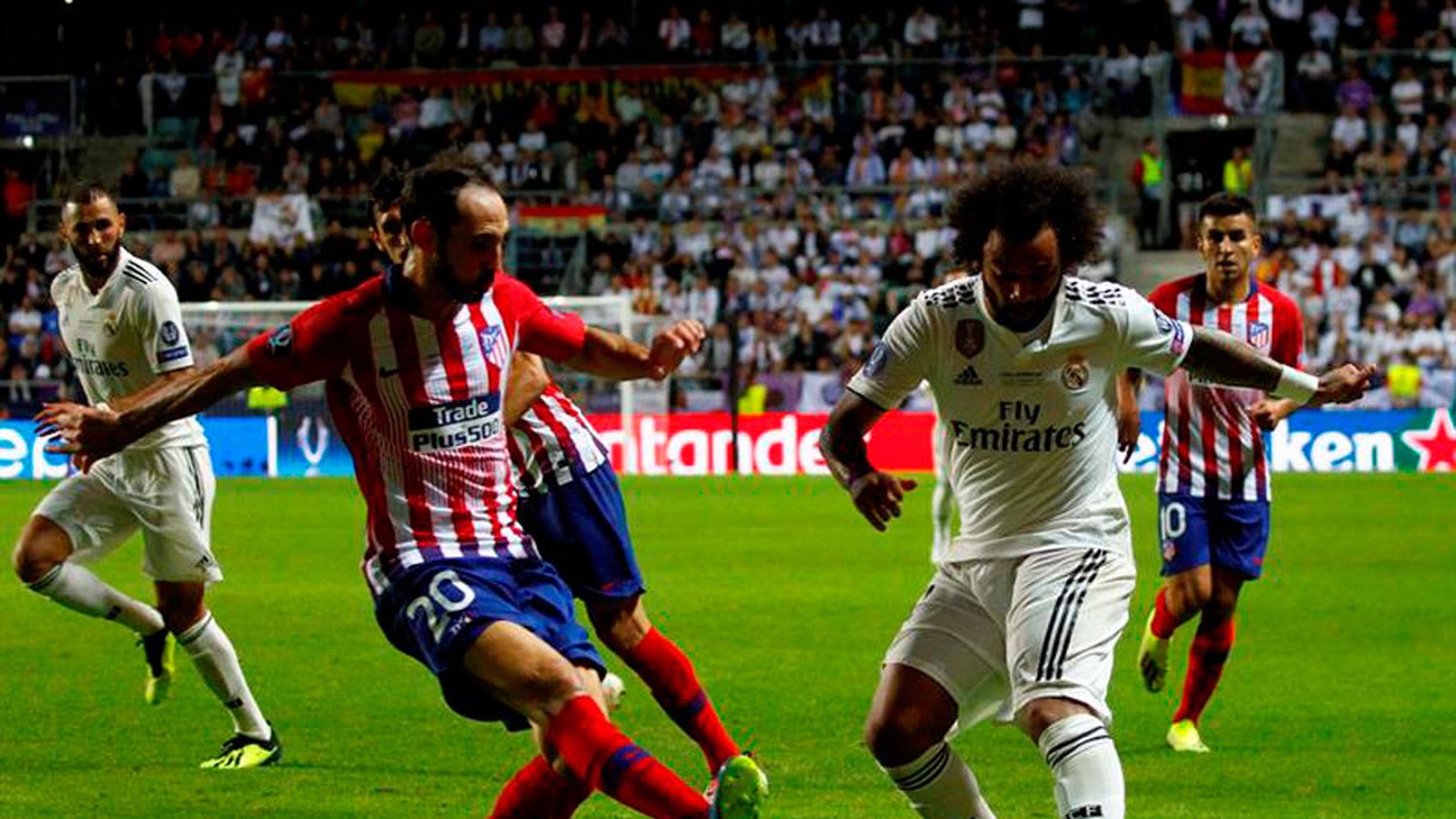 Marcelo disputa el balón con Juanfran