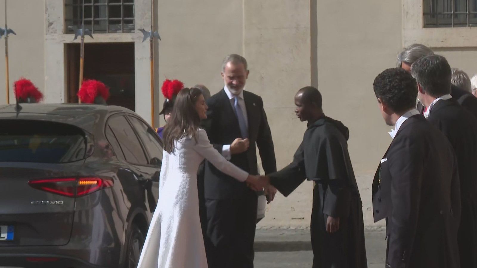 Los Reyes llegan al Vaticano para su audiencia con el papa León XIV