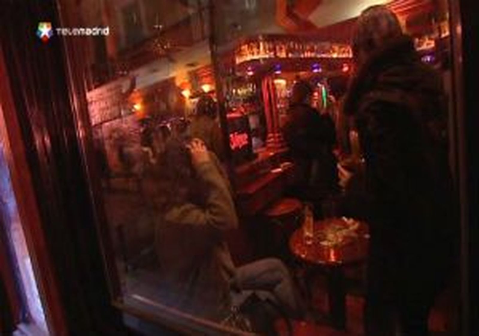 La venta de alcohol en la calle, la ley antitabaco y las sanciones afectan al sector