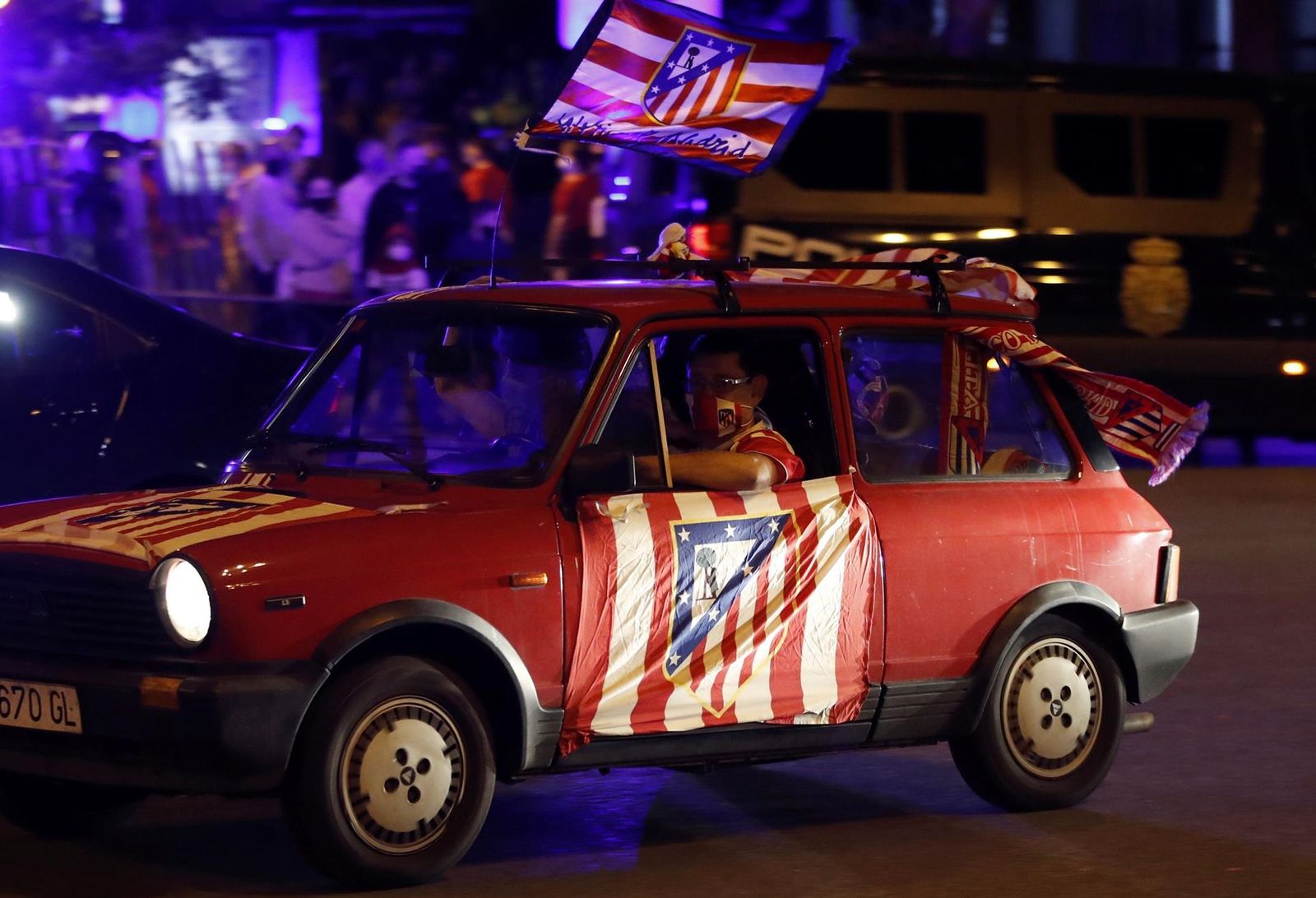 La afición del Atlético de Madrid celebra el título de Liga  en la madrileña plaza de Neptuno