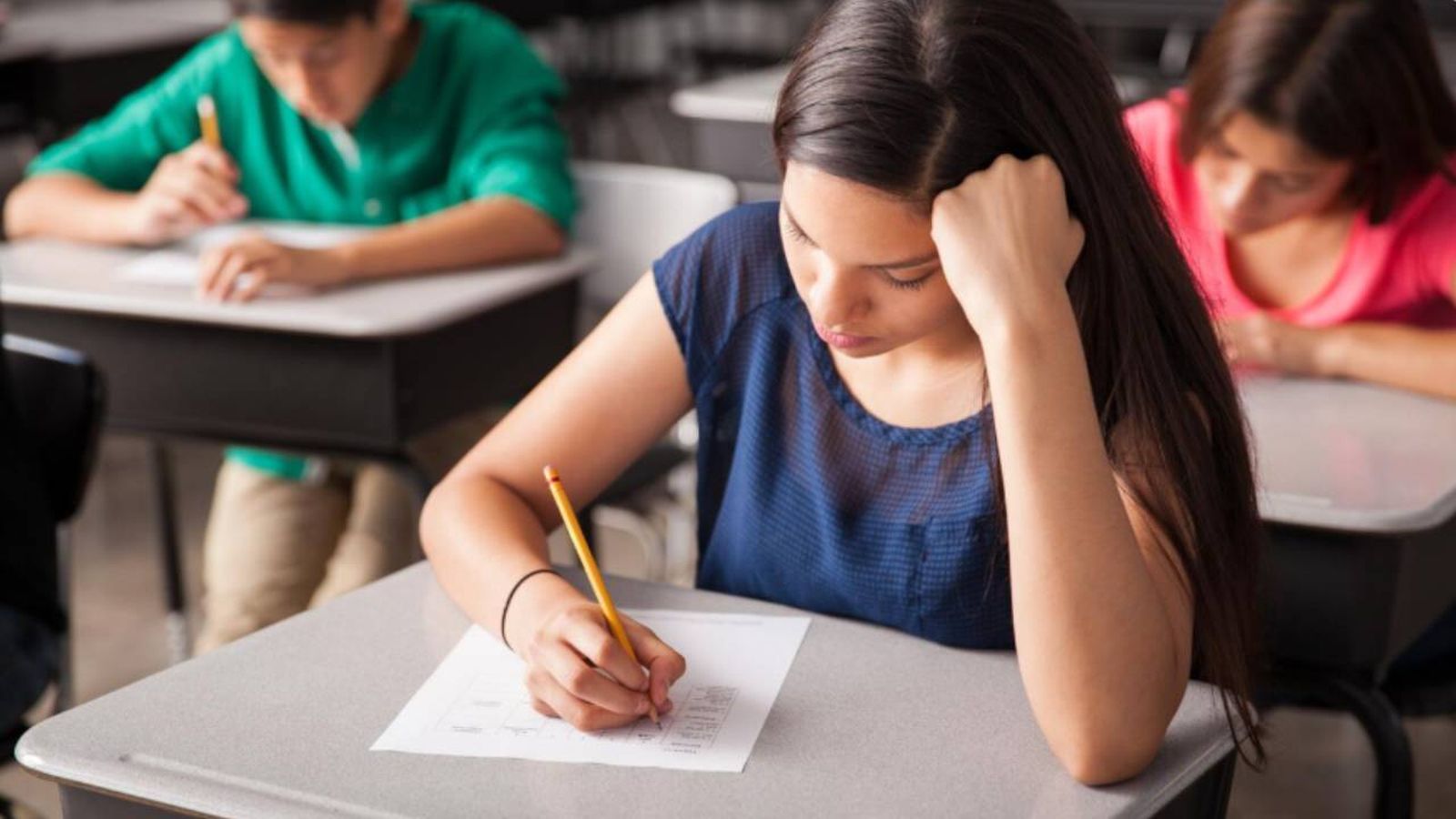 Estudiantes haciendo un examen