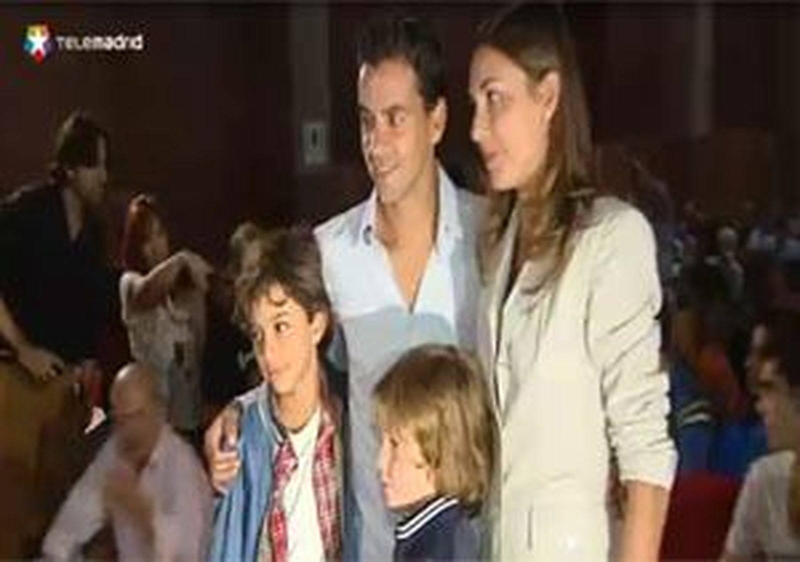 Míchel recibe el cariño de la afición del Rayo en un emotivo homenaje