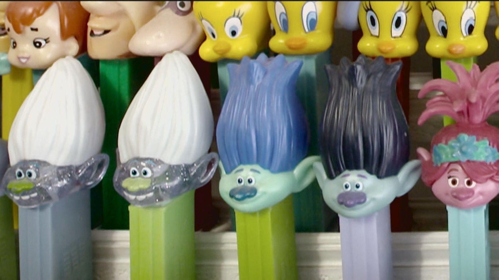 La apasionante colección de dispensadores de caramelos de un madrileño “por puro frikismo”