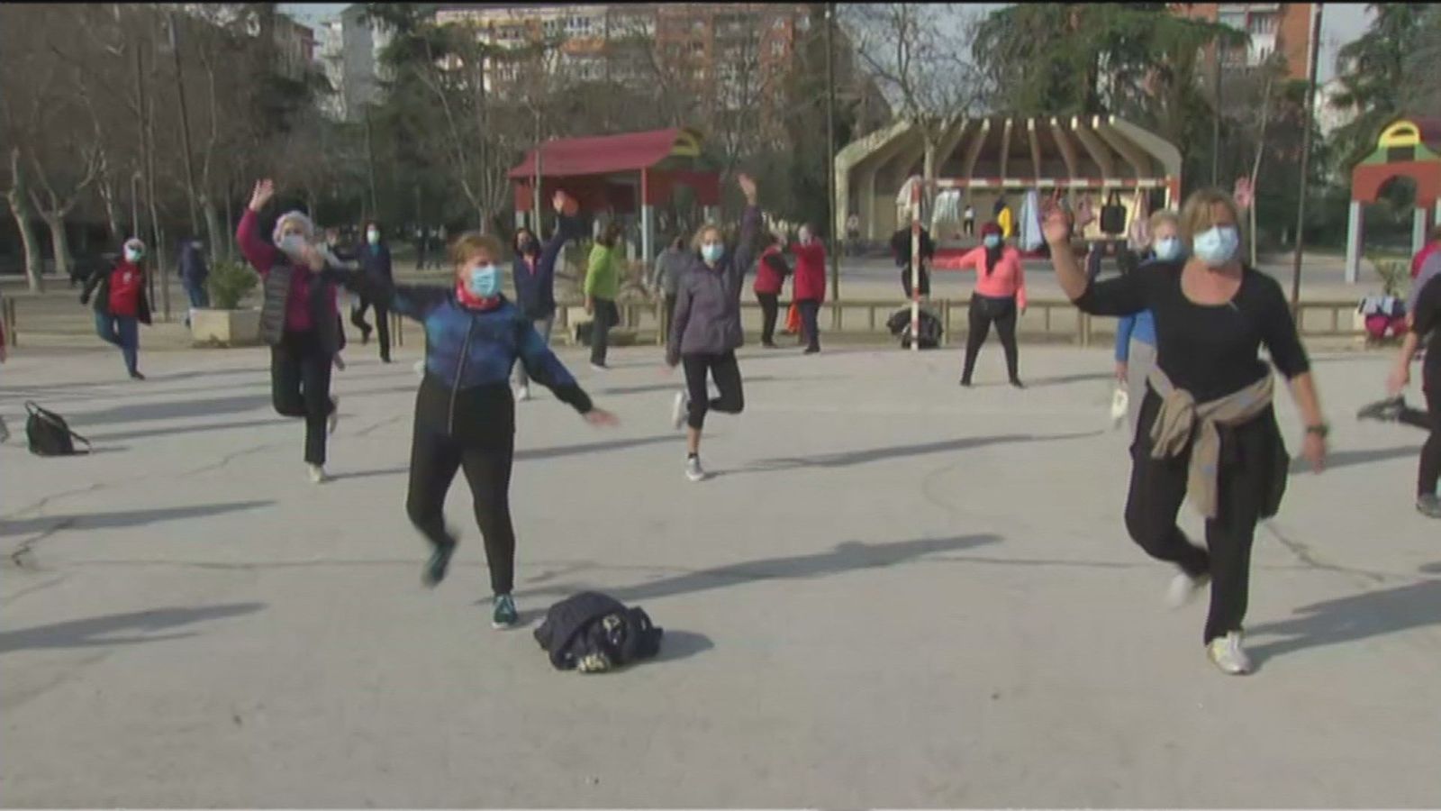 Gimnasia en el Parque Berlín para alegría de los mayores de Chamartín