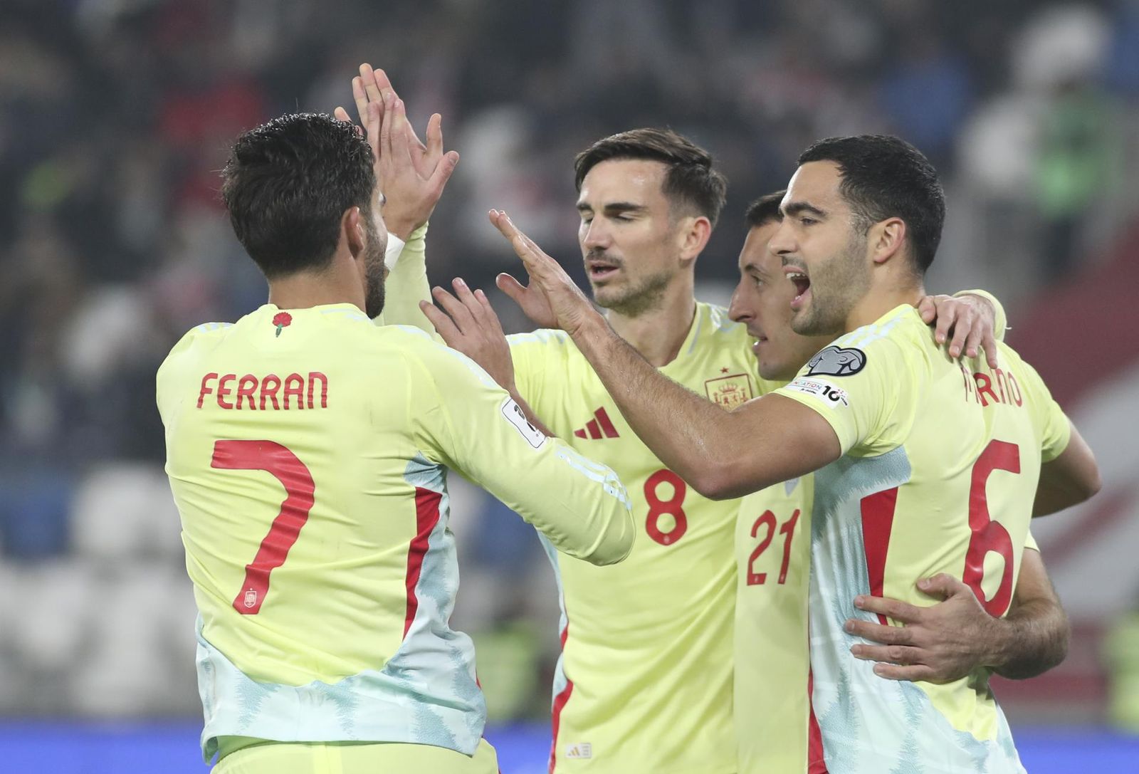 Jugadores de la selección española celebran un gol a Georgia