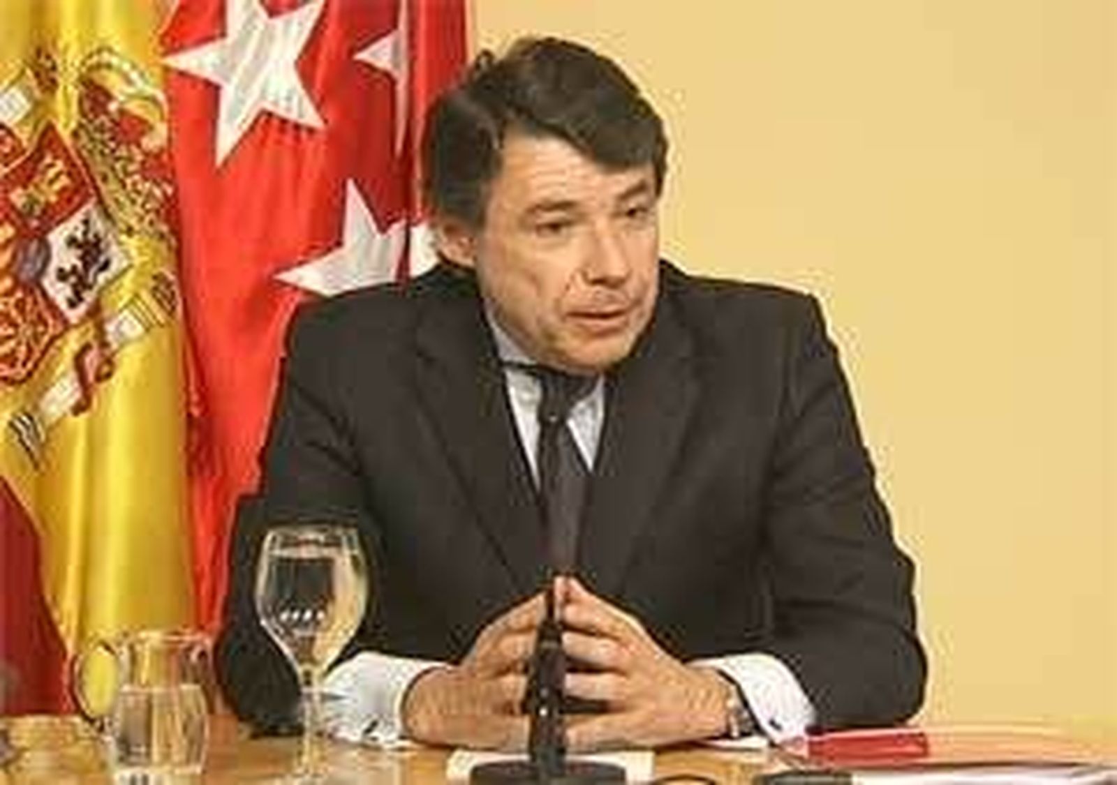 El ministro del Interior revela que González fue investigado ilegalmente
