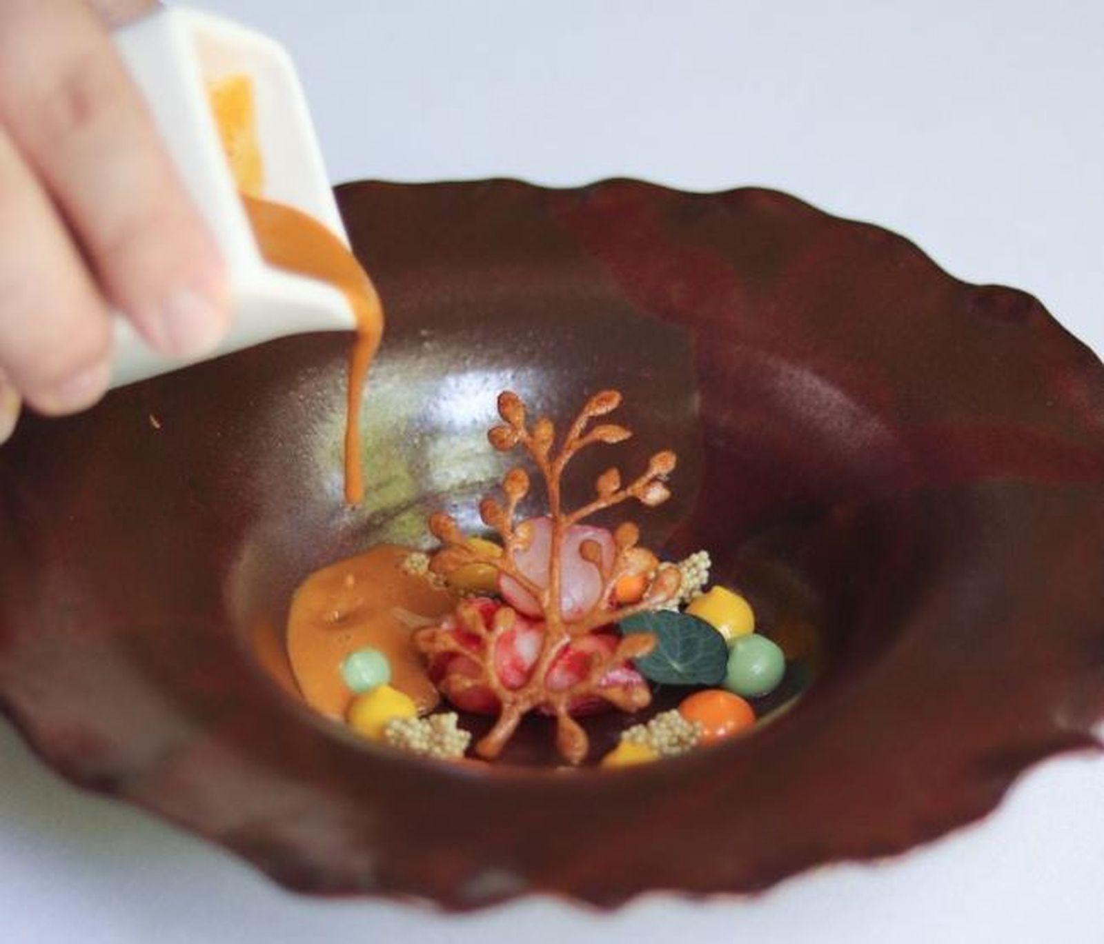 Carabinero en su jugo, sazonado con curry verde y una fina vinagreta de mango