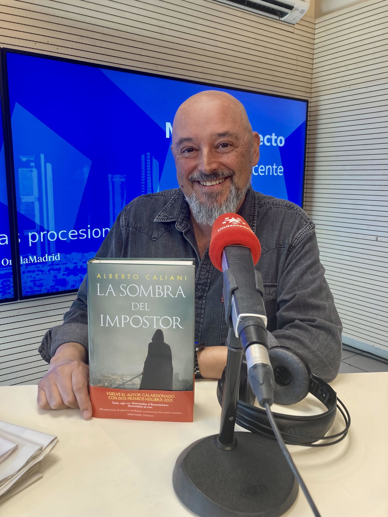 El escritor Alberto Caliani en los estudios de Onda Madrid