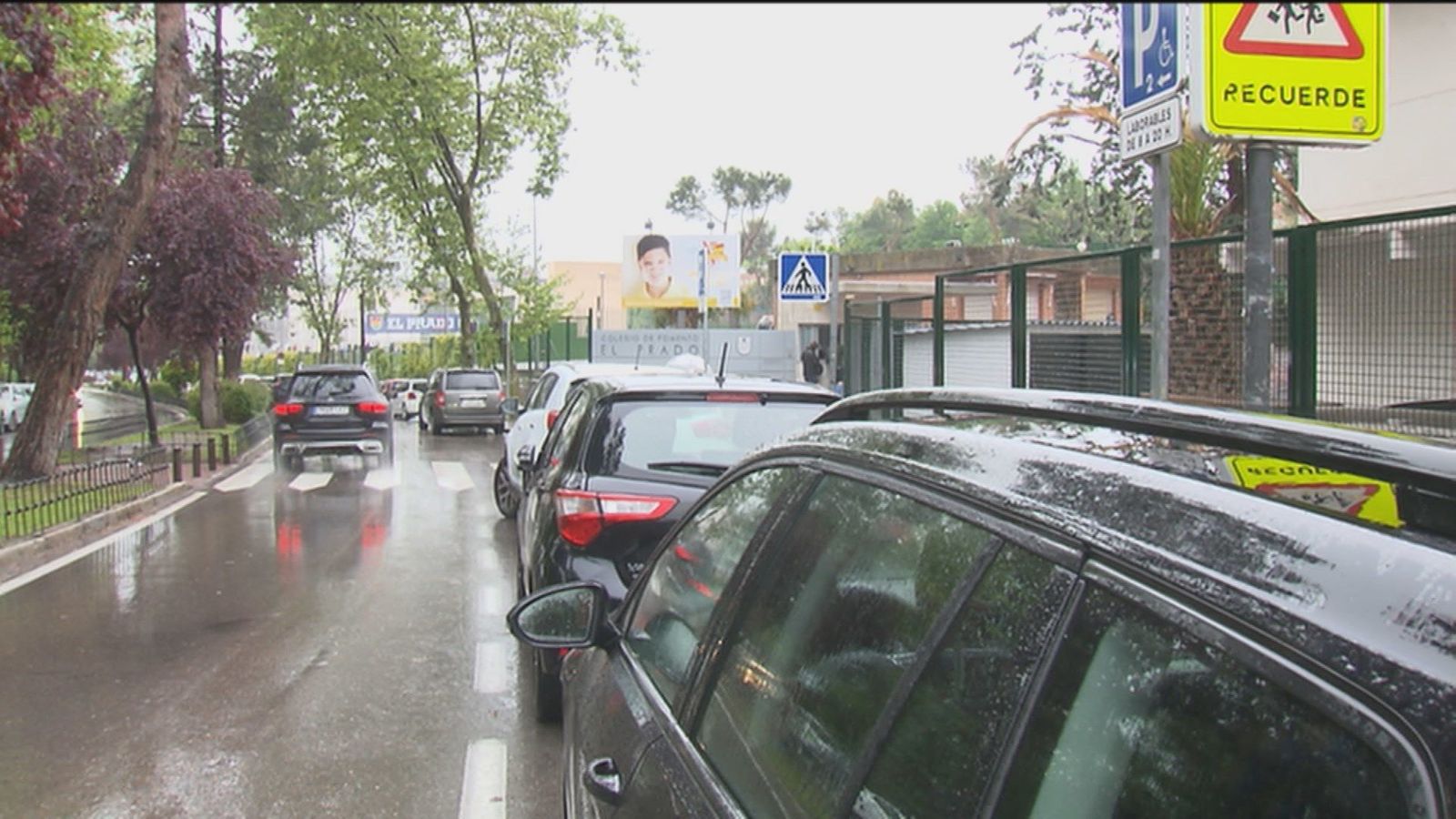Alerta en los colegios de Fuencarral para evitar robos con inhibidores a los padres que recogen a sus hijos