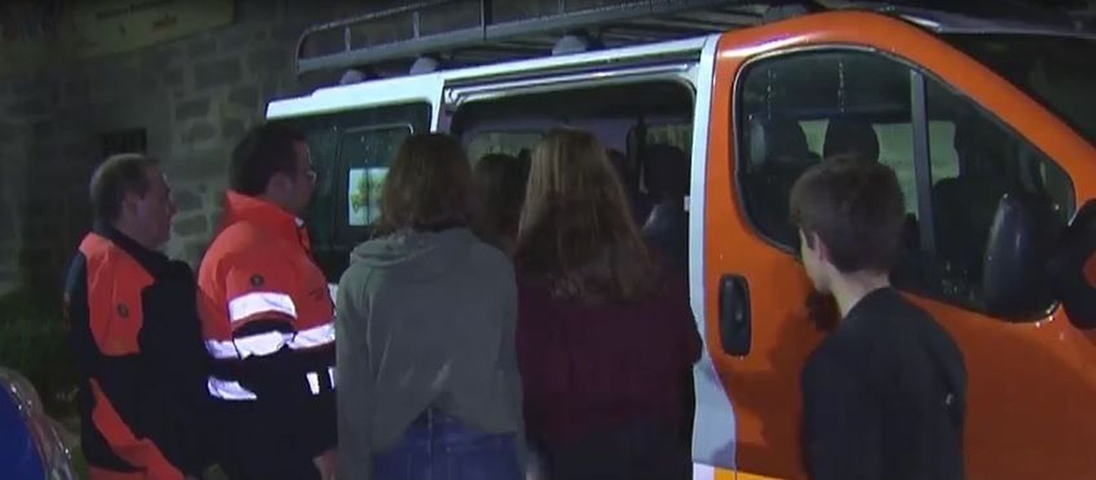 Voluntarios de Protección Civil acompañan a los menores a sus casas durante las fiestas en Moralzarzal