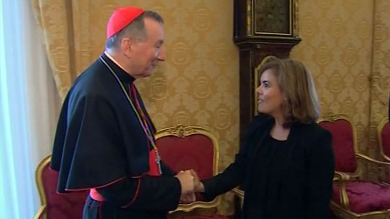 El secretario de Estado, Pietro Parolin con la vicepresidenta del Gobierno, Soraya Sáenz de Santamaría