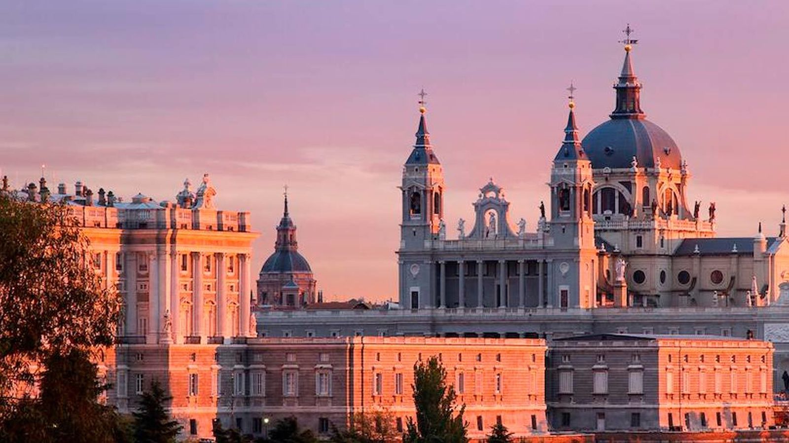 Vista de la Catedral de la Almudena, con el Palacio Real delante
