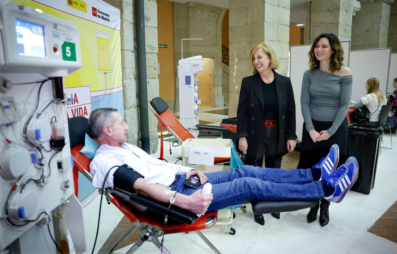 Ayuso recorre el centro de donación de sangre instalado en la Real Casa de Correos