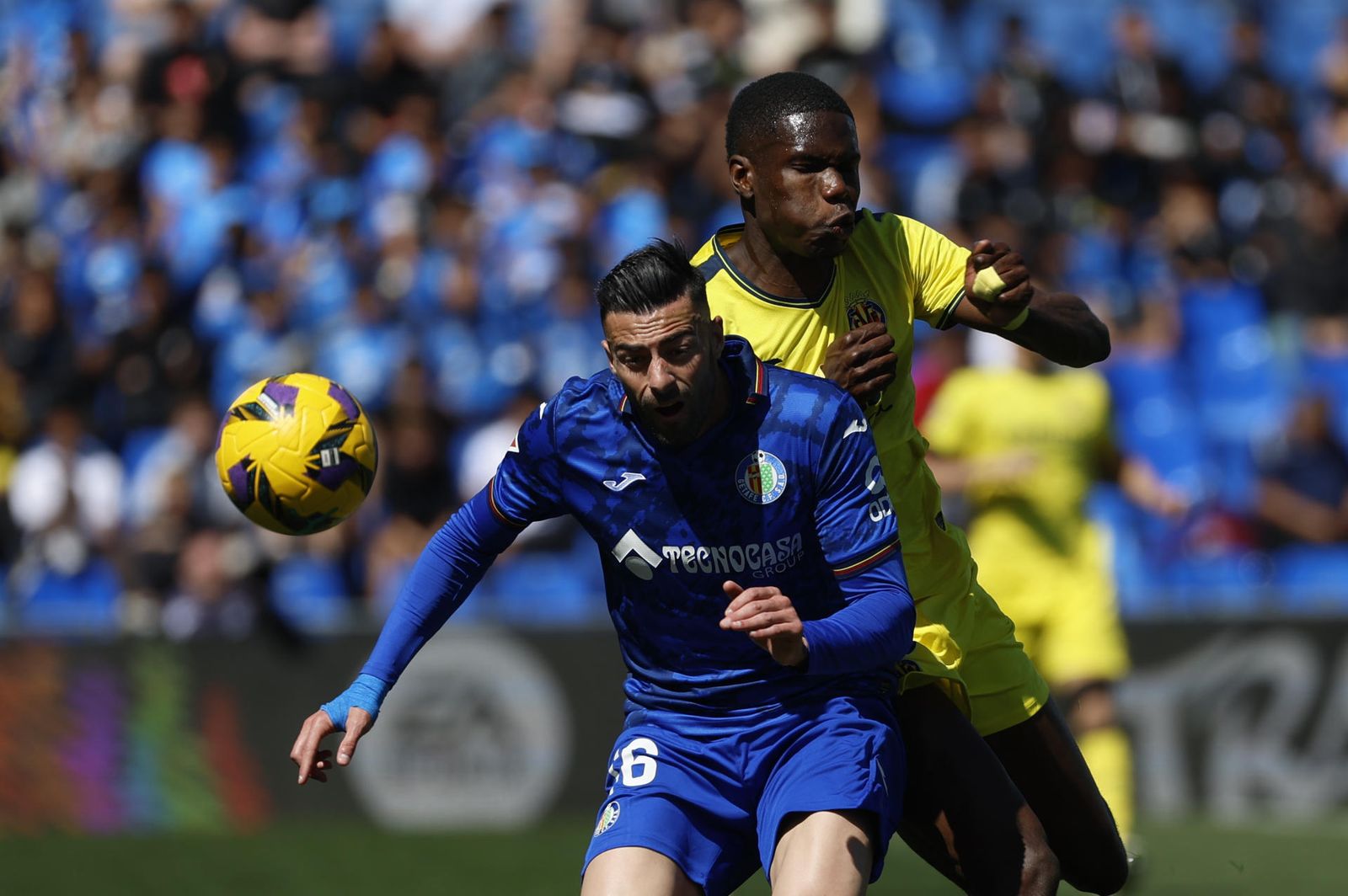 Pau Navarro, del Getafe, empujado por Barry, del Villarreal