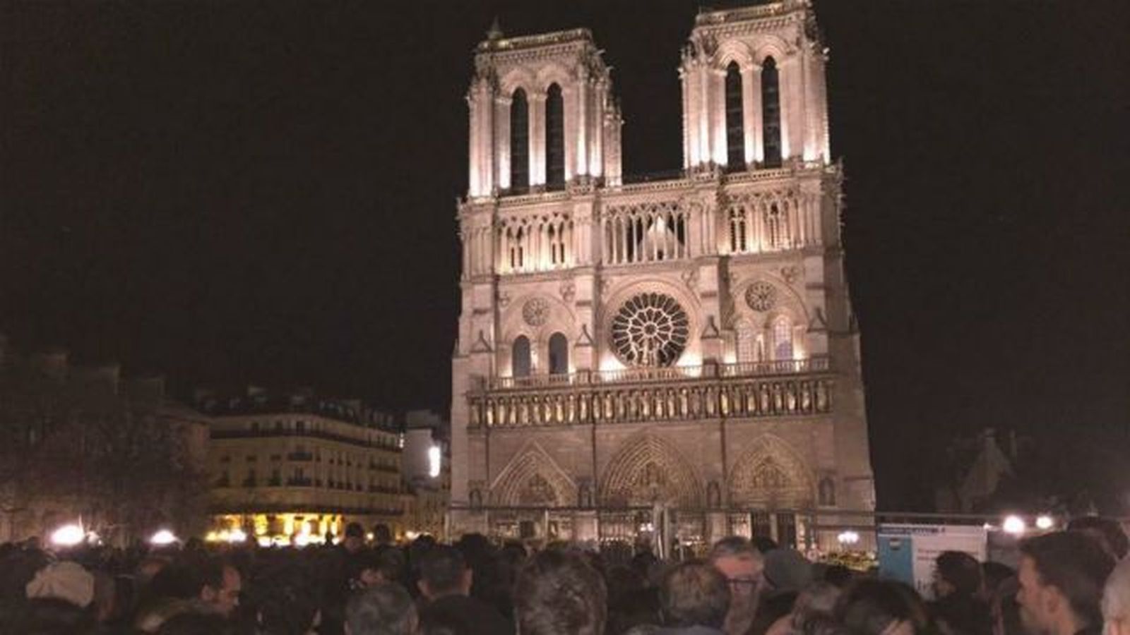 Las campanas de Notre Dame doblan en homenaje a las víctimas del atentado