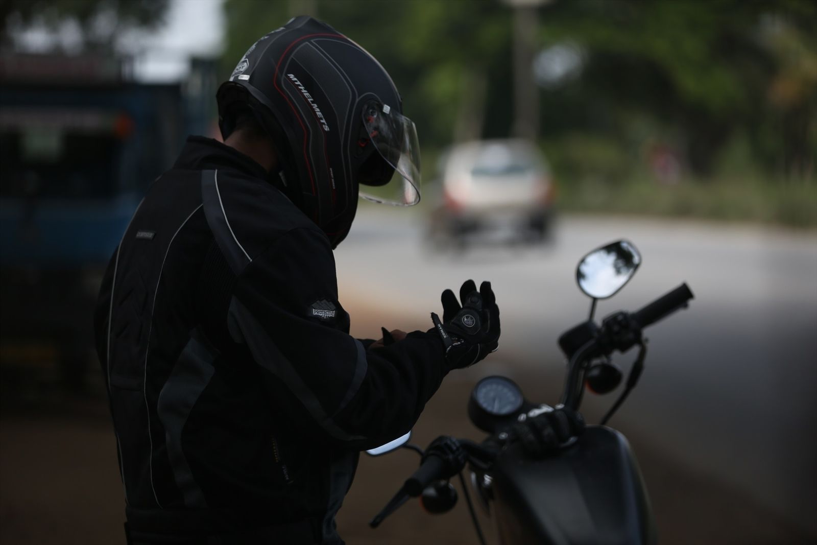 Motorista poniéndose unos guantes