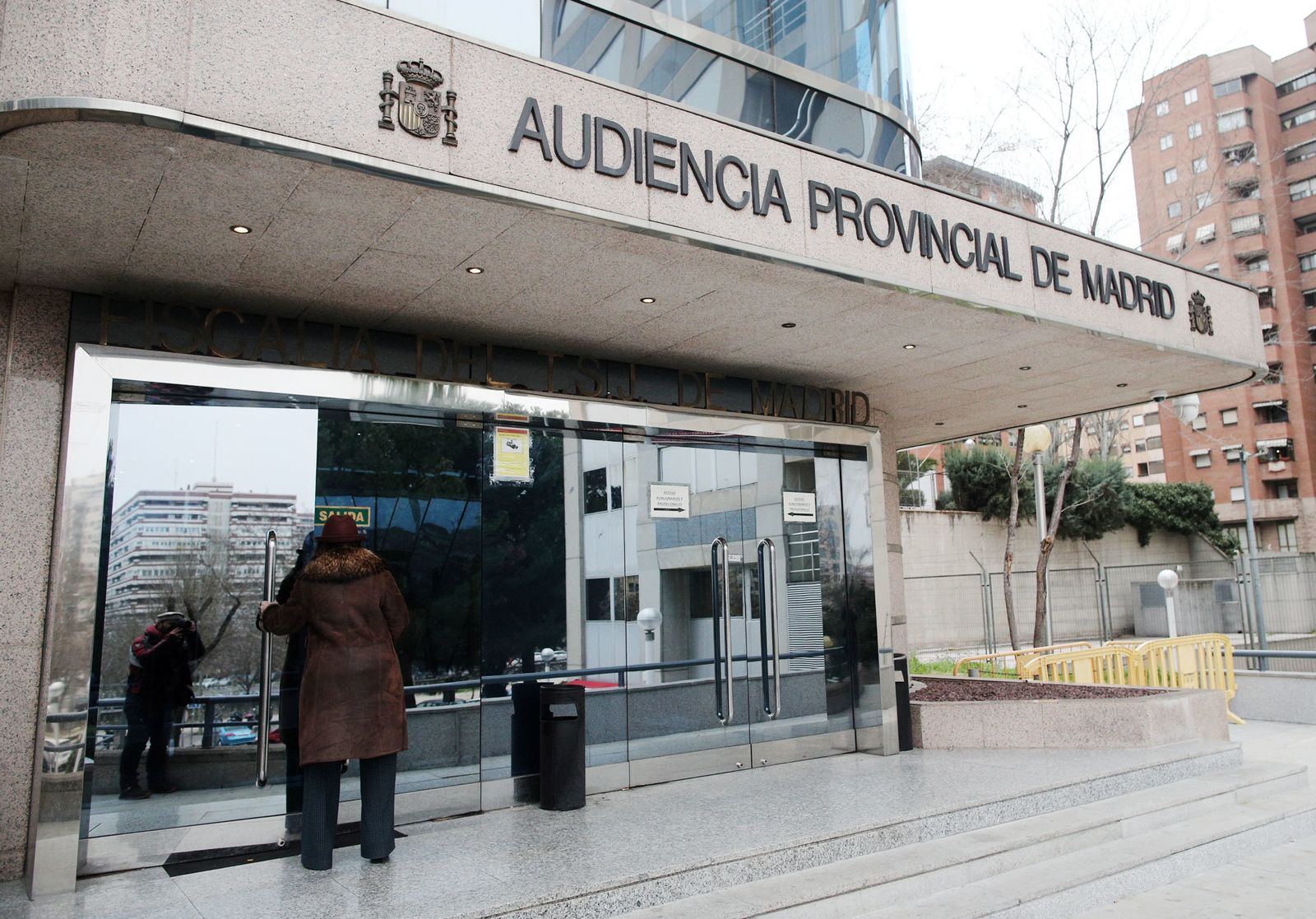 Una mujer entra en el edificio de la Audiencia Provincial de Madrid