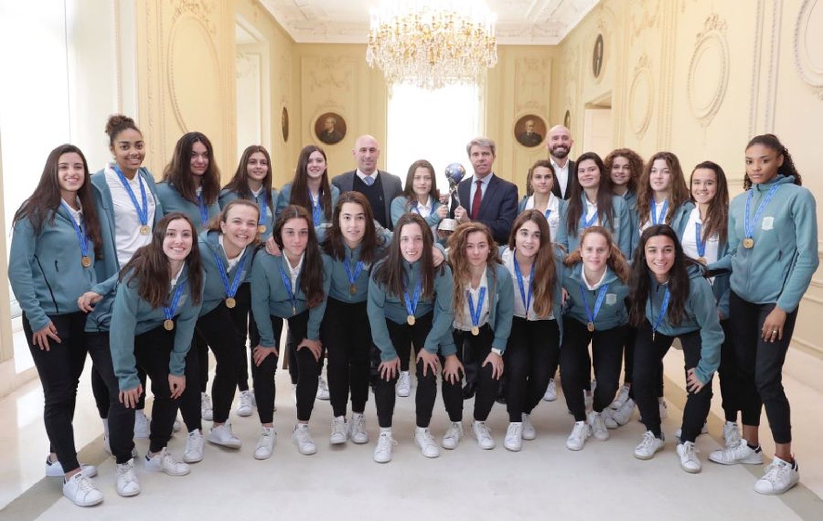 Garrido homenajea a las campeonas del mundo Sub’17
