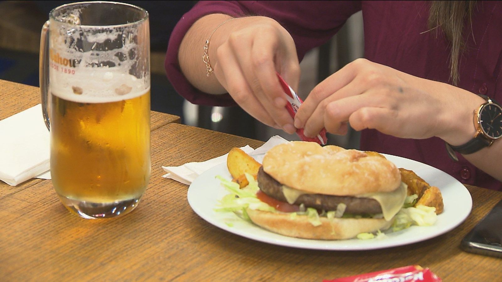 Se disparan los precios de la comida en los aeropuertos españoles