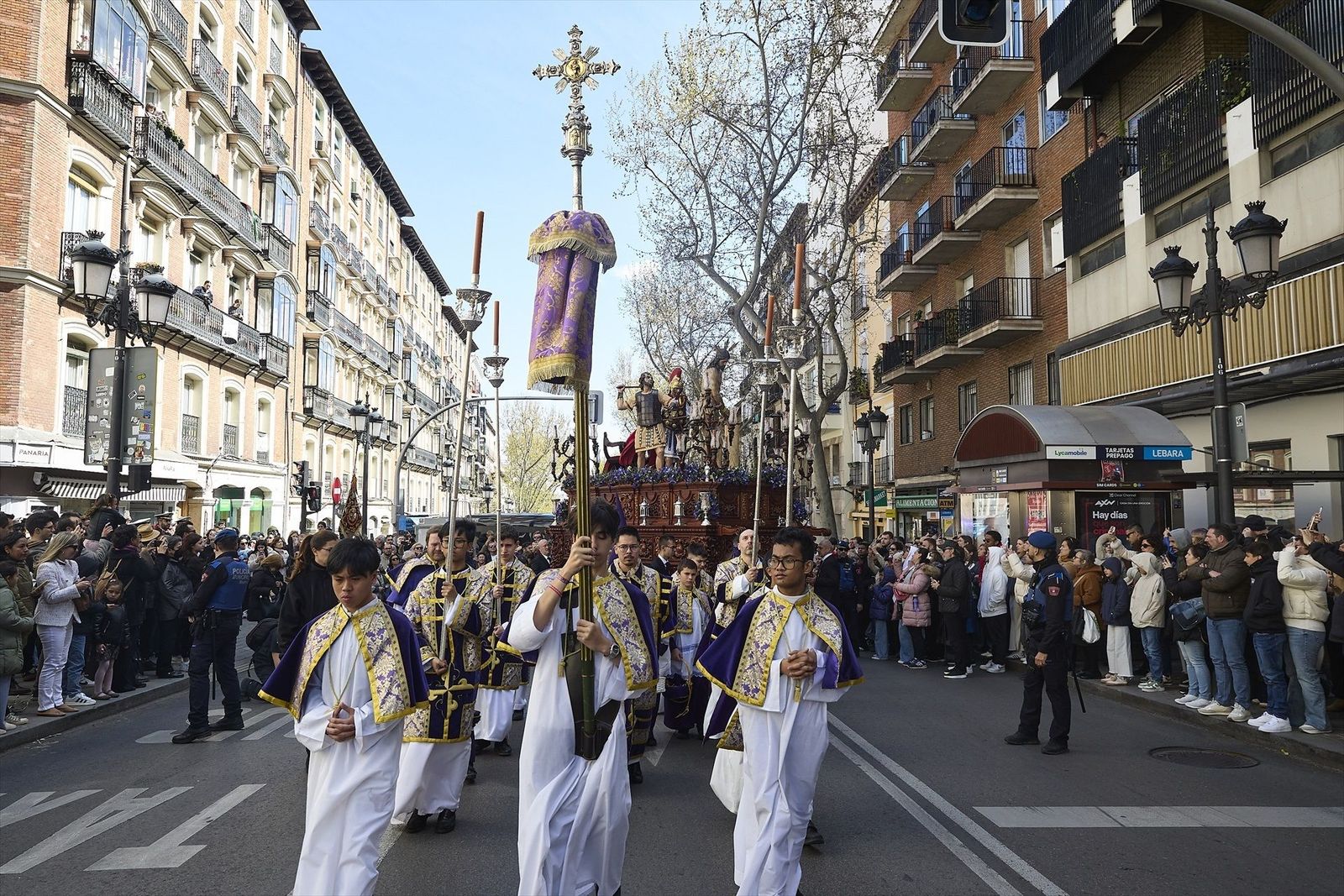 Las procesiones desafían al viento y toman las calles de Madrid el Domingo de Ramos