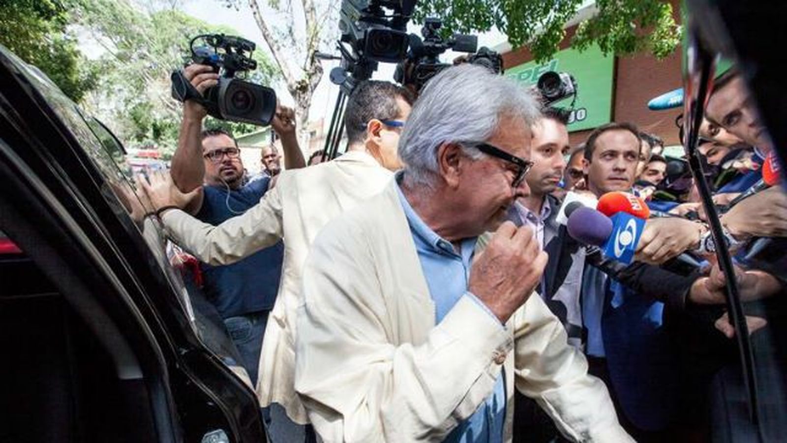 El oficialismo venezolano critica que González saliera del país en avión colombiano