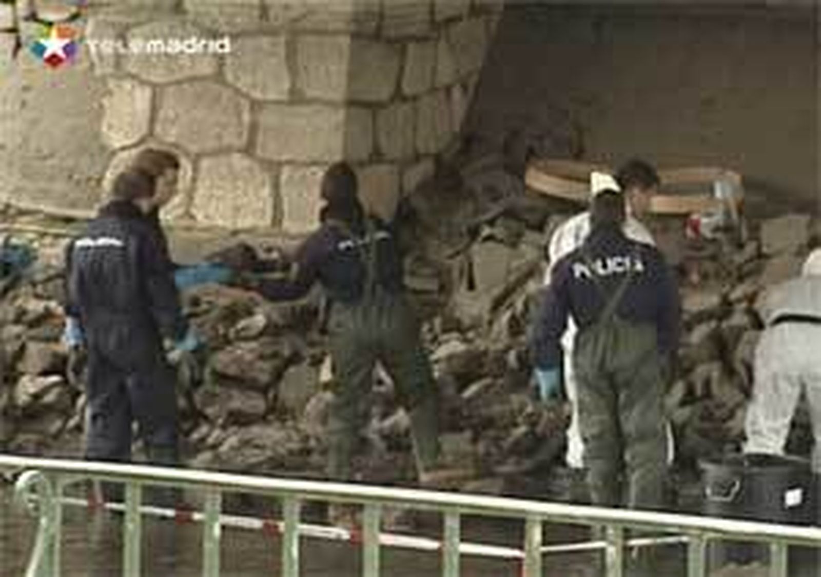 La Policía draga el Manzanares, en el puente de la Reina, buscando el cadaver de un serbio
