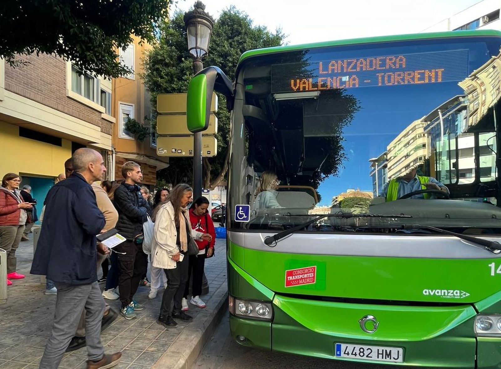 Autobús interurbano del Consorcio madrileño realizando una ruta en Valencia