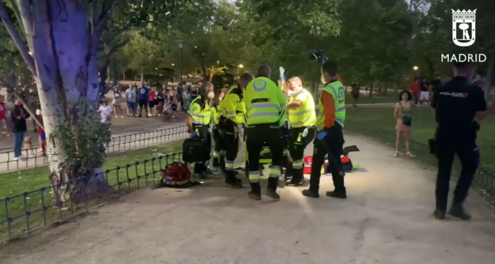 Sanitarios de Emergencias Madrid atienden a un varón con herida de arma blanca en un parque de Usera