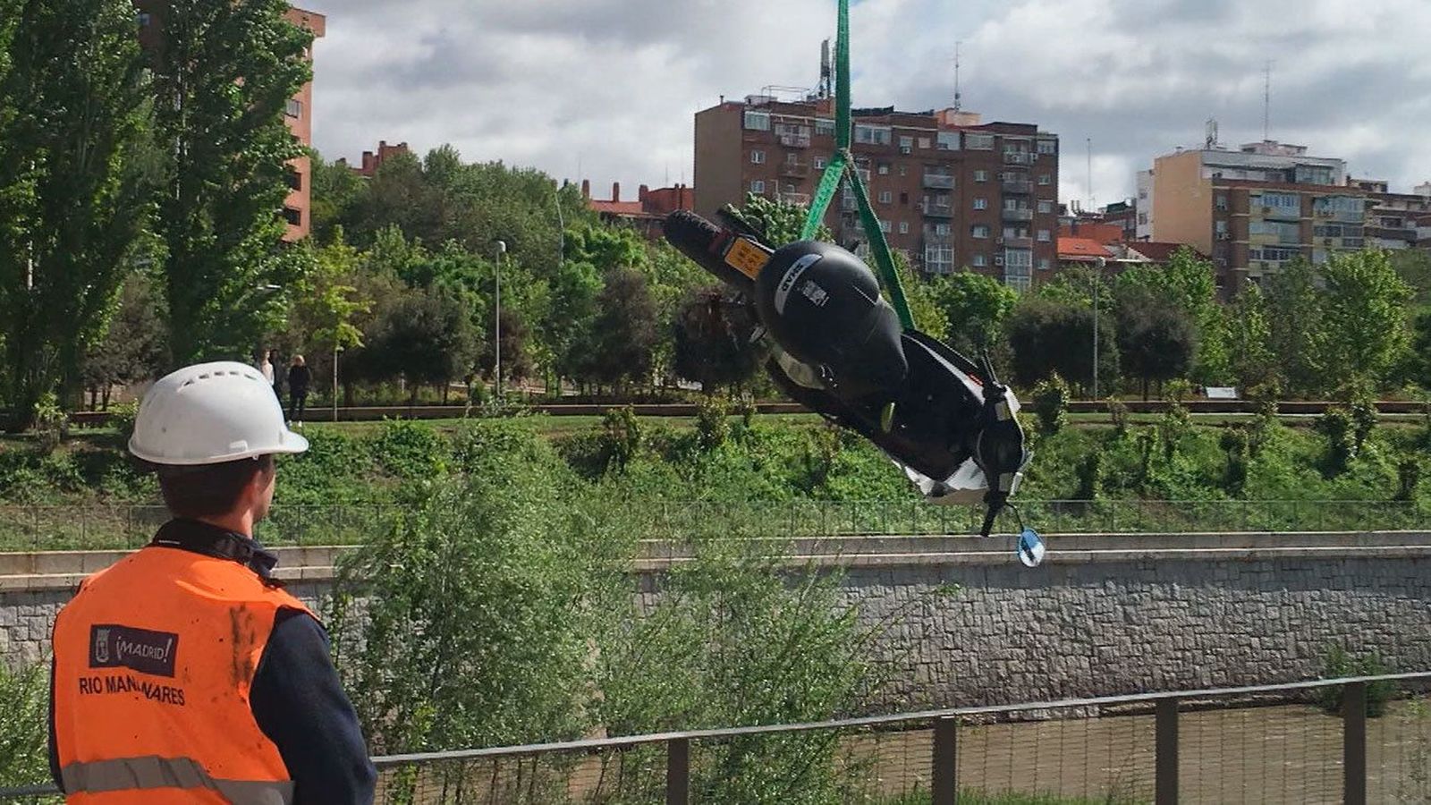 ¿Quién está arrojando bicicletas y patinetes al Río Manzanares?