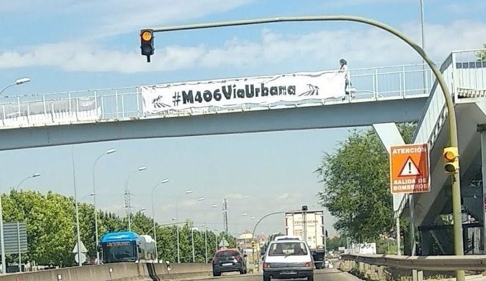 Pancarta sobre la M-406 en Getafe