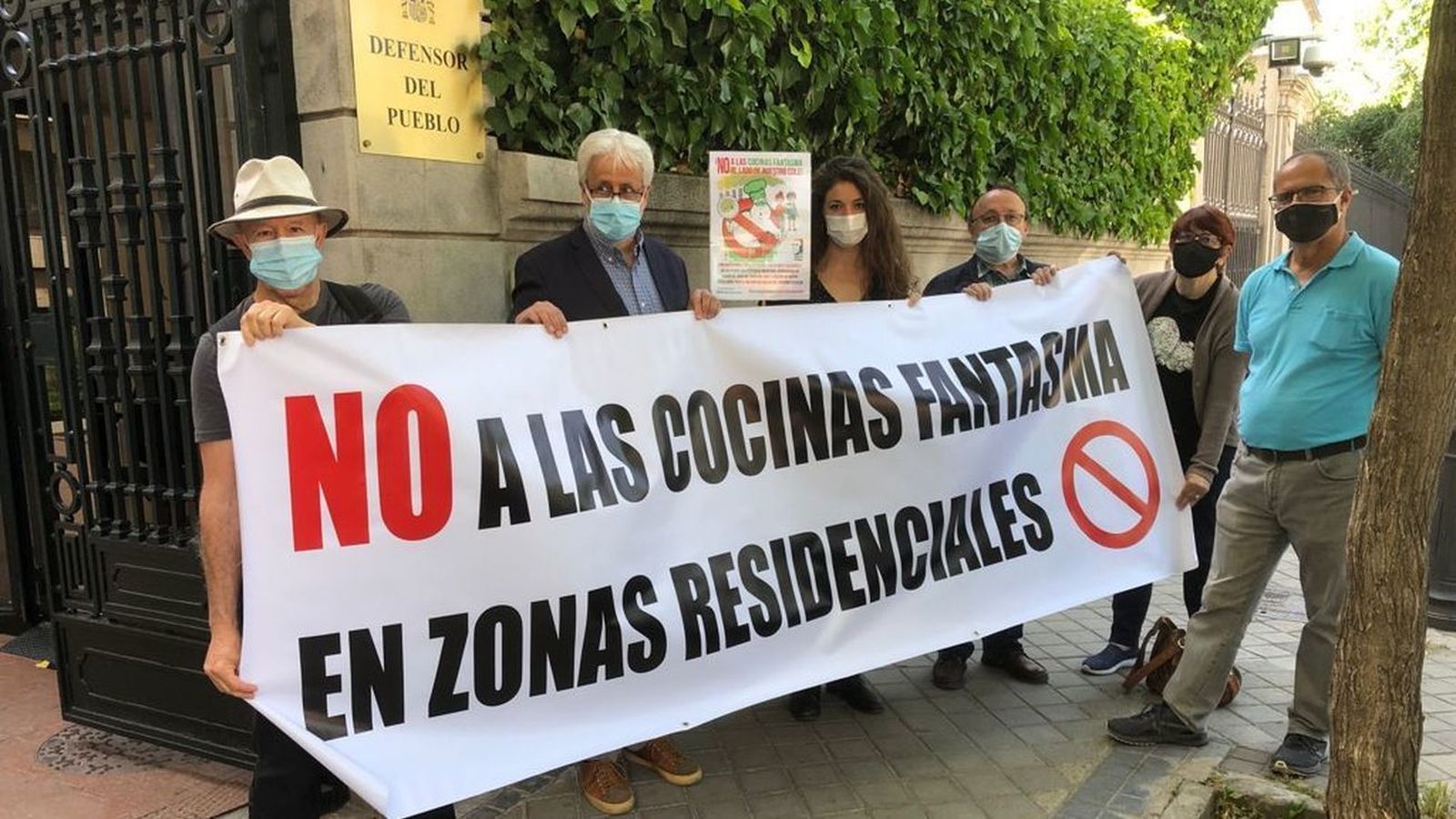 Miembros de la plataforma de afectados frente a la sede del Defensor del Pueblo