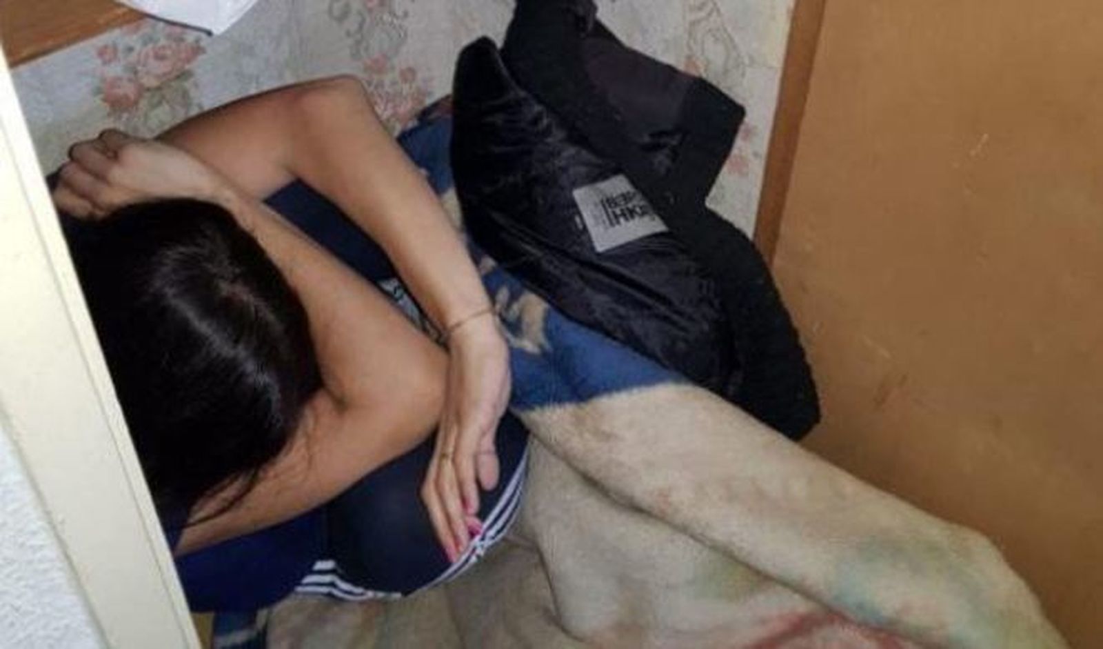 Encerrada en la despensa