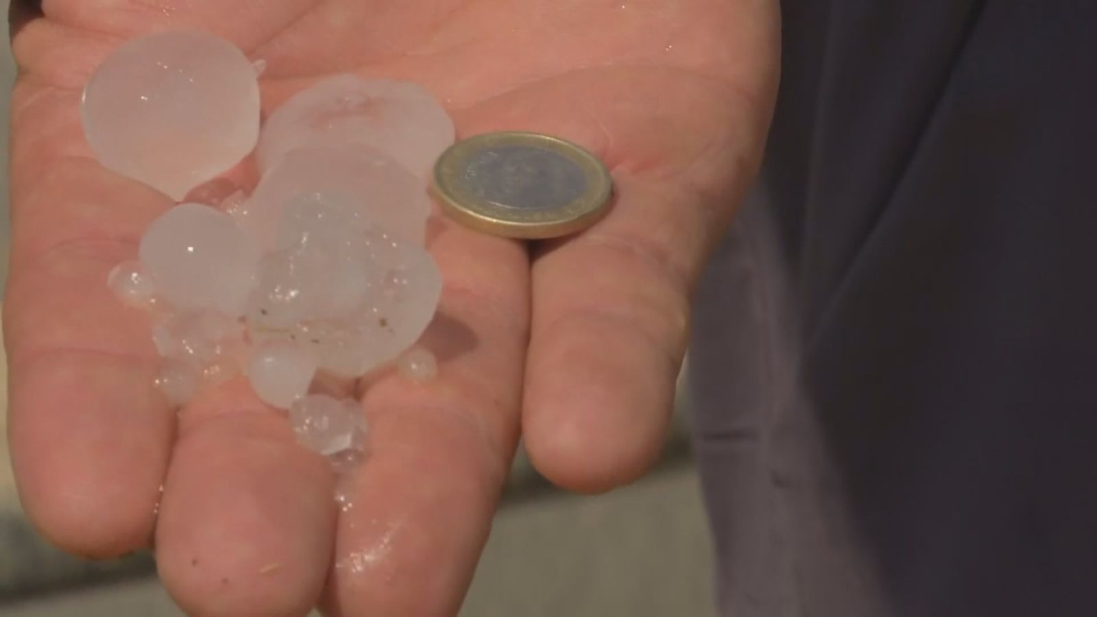 Una intensa tormenta con granizo descarga en el interior de Castellón