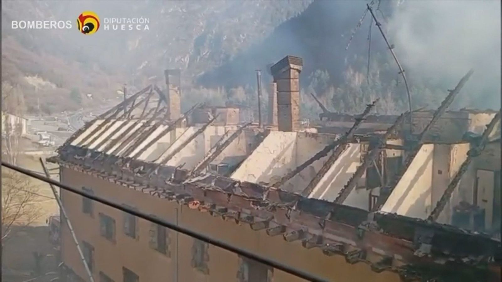 Quince desalojados por el incendio en un edificio de apartamentos en Parzán (Huesca)