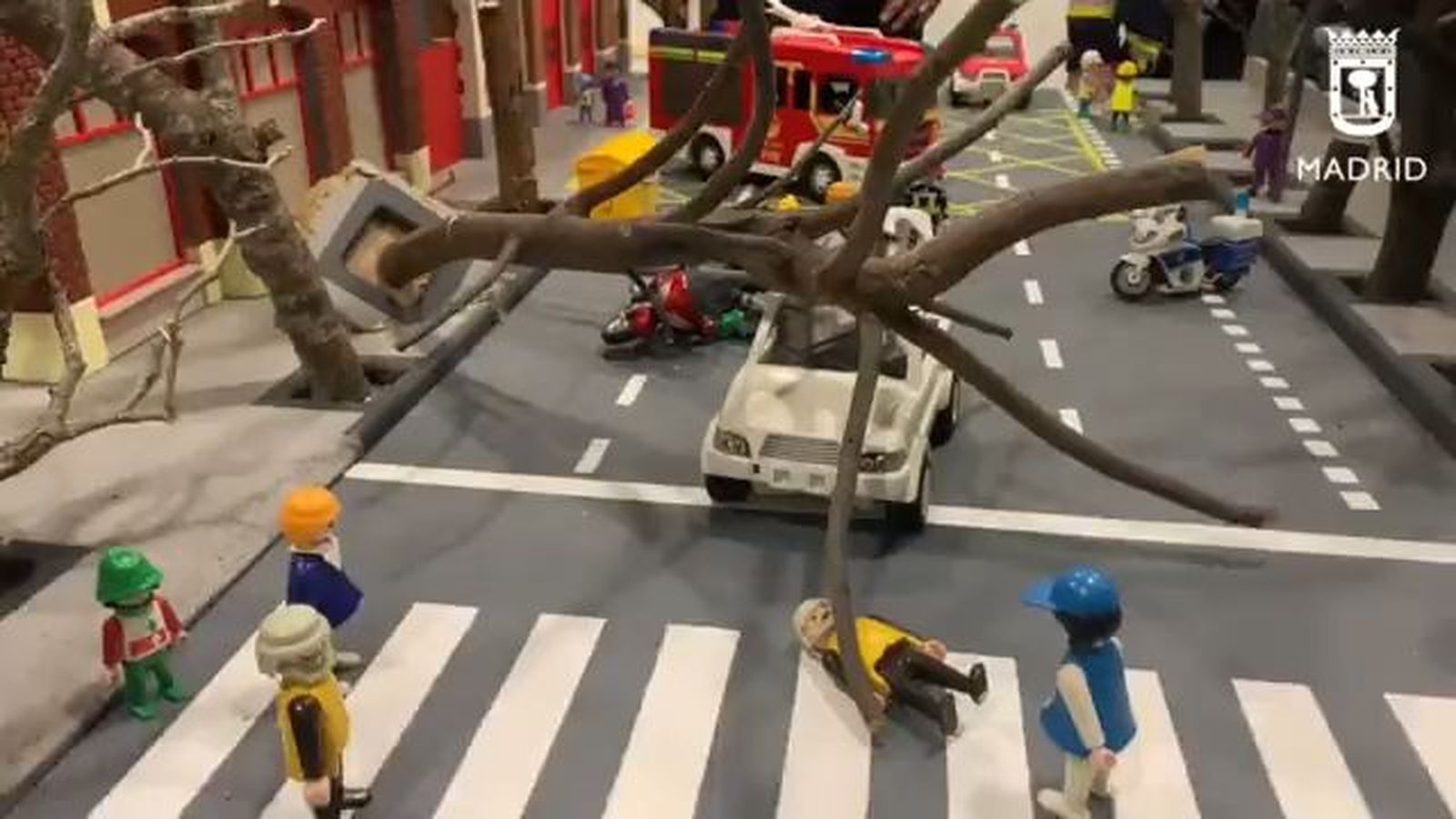 Prácticas de bomberos con maquetas