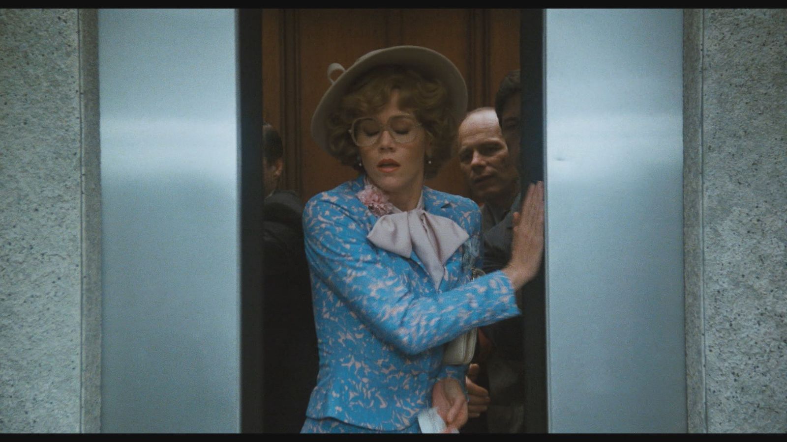 Pero la gran baza de la película estaba claramente en sus protagonistas. Fonda era ya una estrella más que consagrada, aunque este es uno de sus grandes éxitos comerciales, Lily Tomlin era muy popular y tenía un enorme prestigio como monologuista cómica de ácido humor en diversos programas. Incluso una candidatura al Oscar por su trabajo en Nashville, de Robert Altman que fue el director que mejores oportunidades le dio.