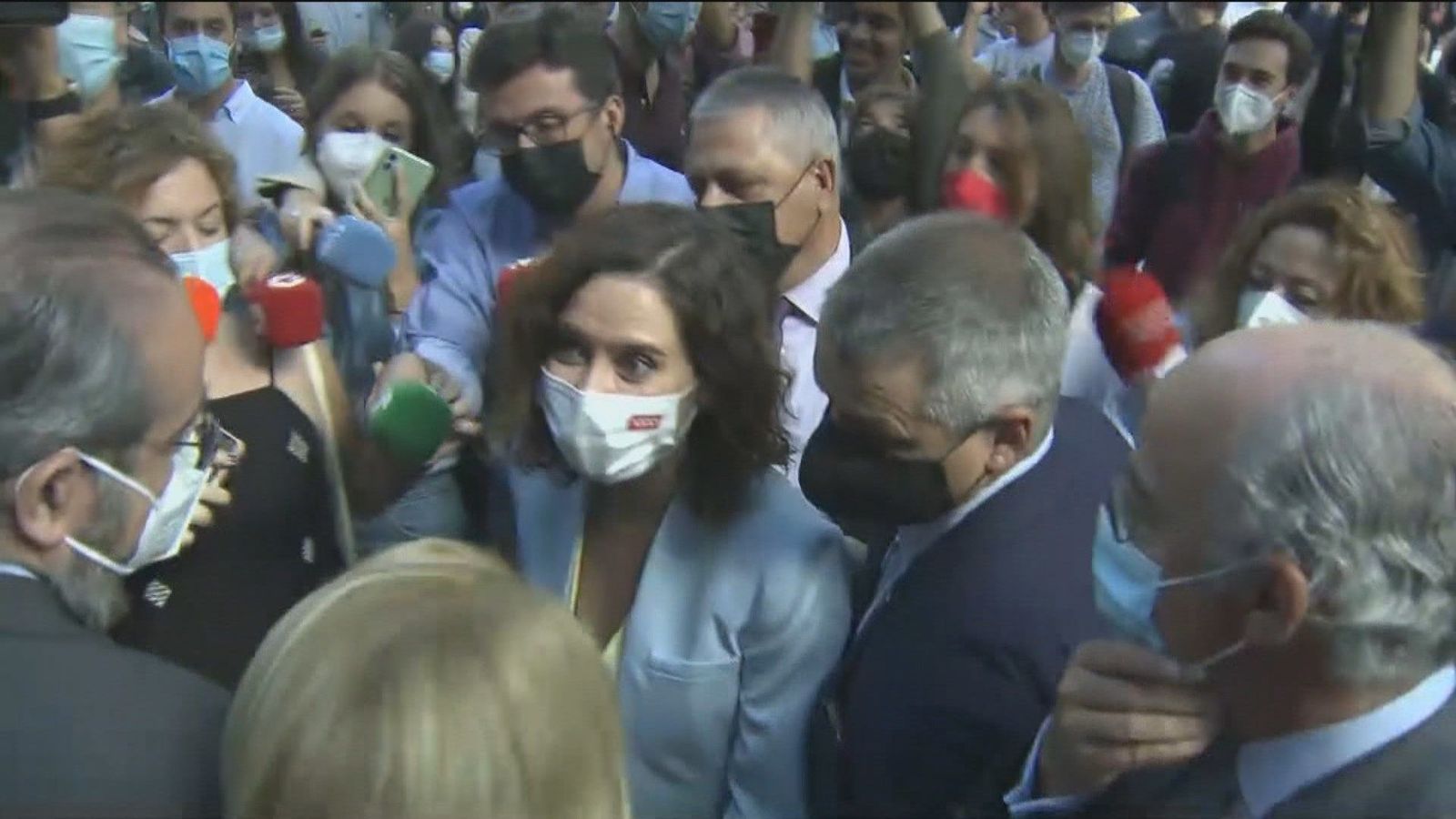 Los estudiantes del CEU reciben con vítores a Ayuso