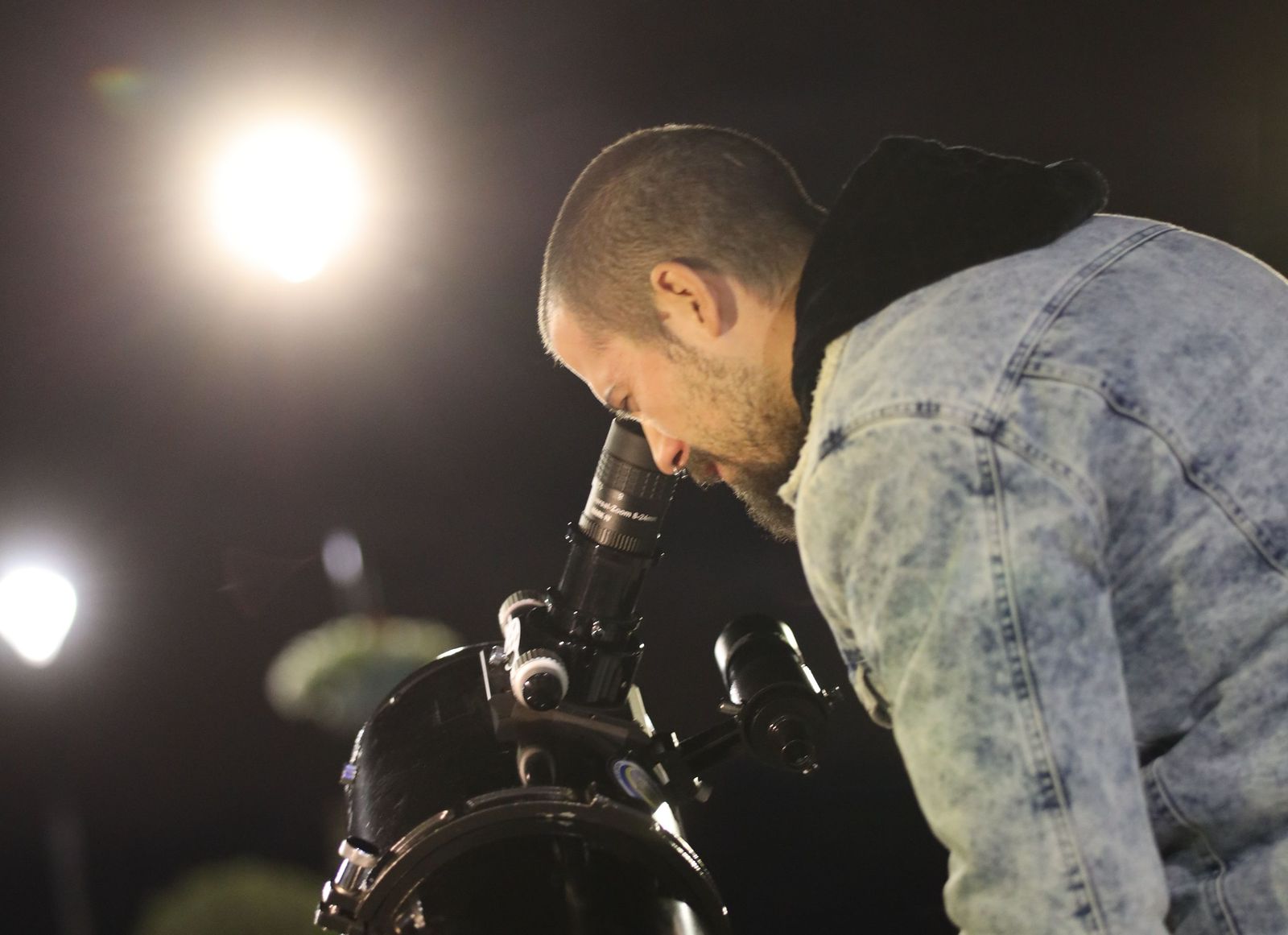 Observación astronómica con un telescopio reflector