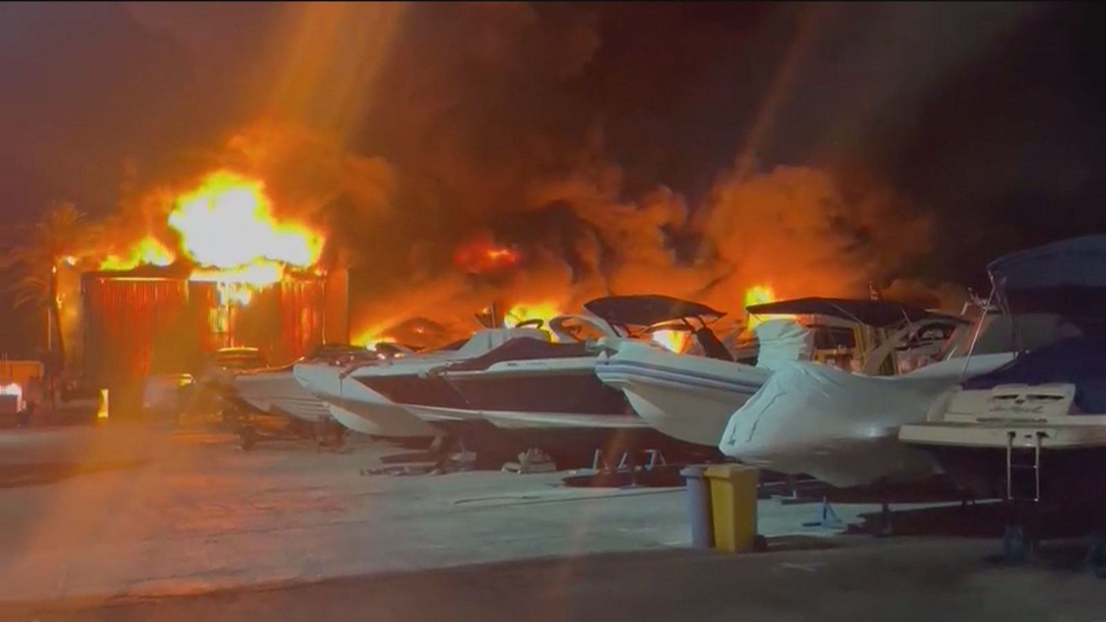 Un incendio arrasa varias embarcaciones en el puerto pesquero de Marbella