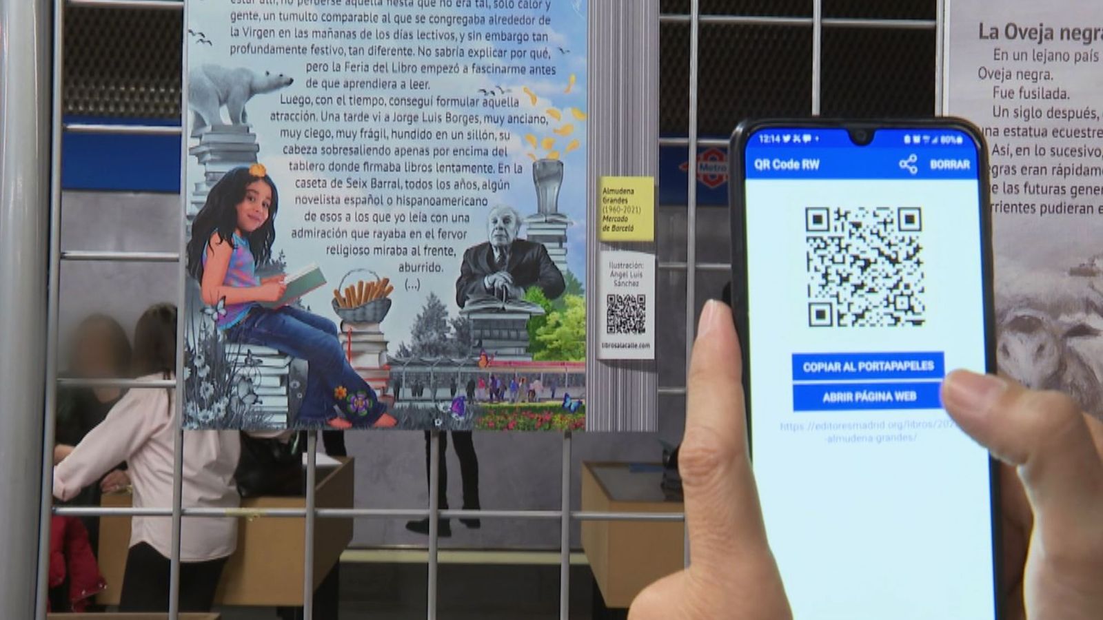 Estafan con códigos QR de extraescolares a padres en la puerta de un colegio