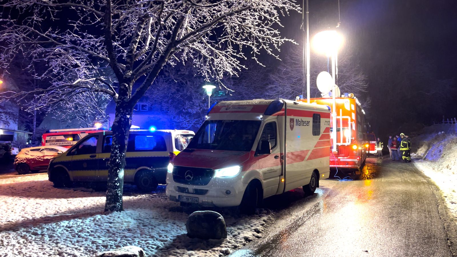 Servicios emergencia en el incendio en una residencia  de ancianos en el suroeste de Alemania